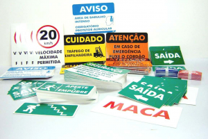 Placas em PS PS 2mm  4x0 Adesivo vinil Corte reto 